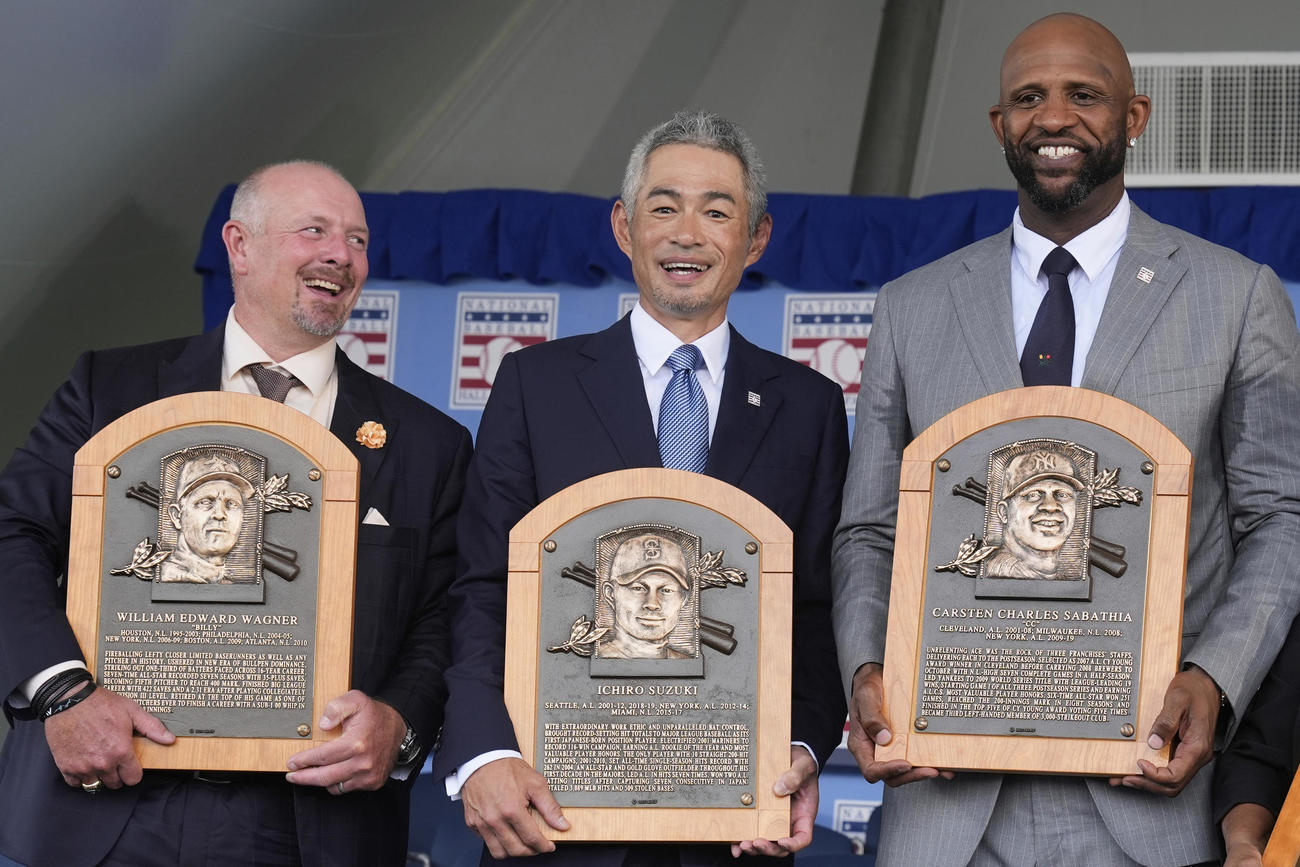 米国野球殿堂入りした、左からビリー・ワグナー氏、イチロー氏、CC・サバシア氏が記念撮影をする（AP）