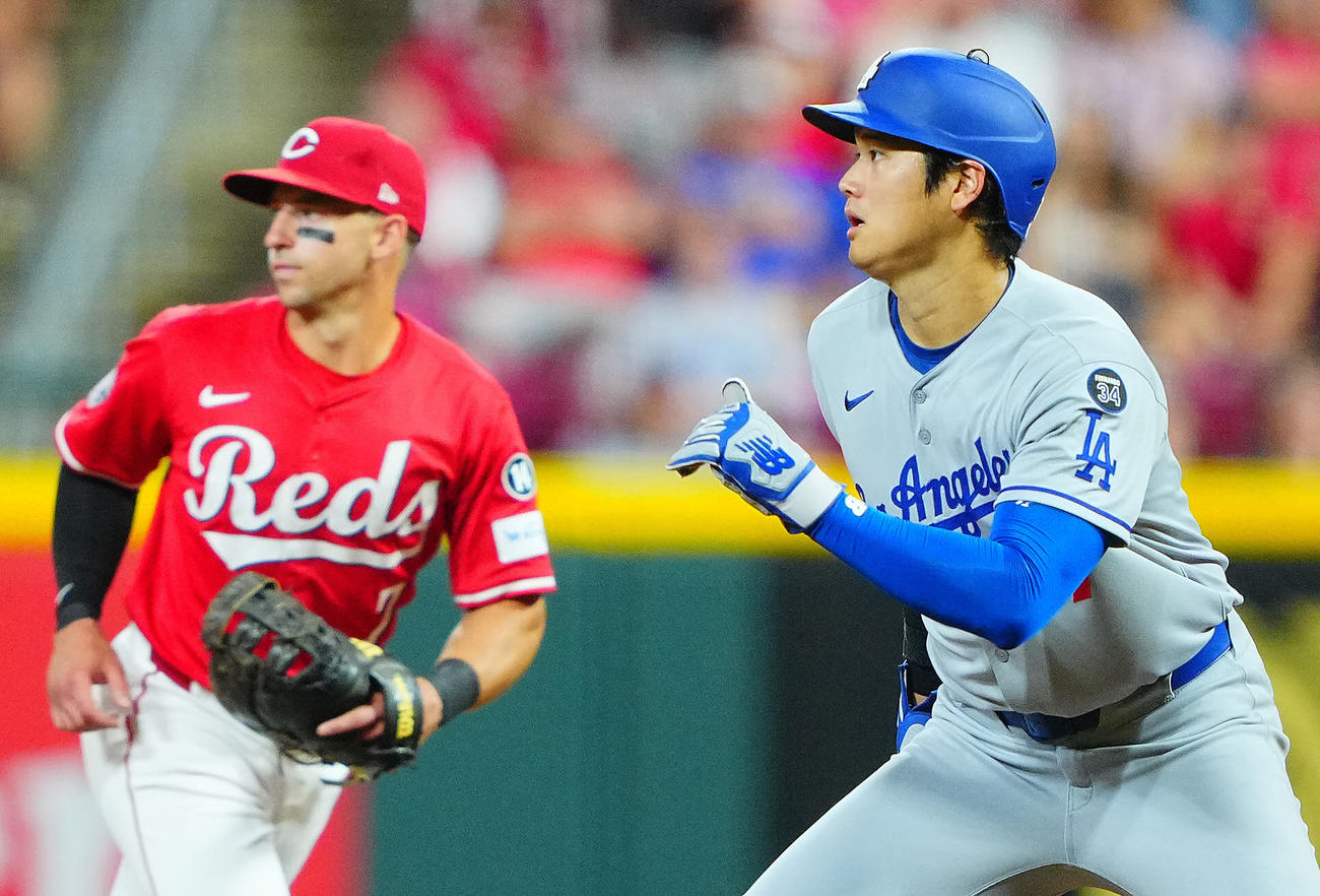 レッズ対ドジャース　7回表ドジャース無死一塁、四球で出塁した大谷（右）（撮影・垰建太）