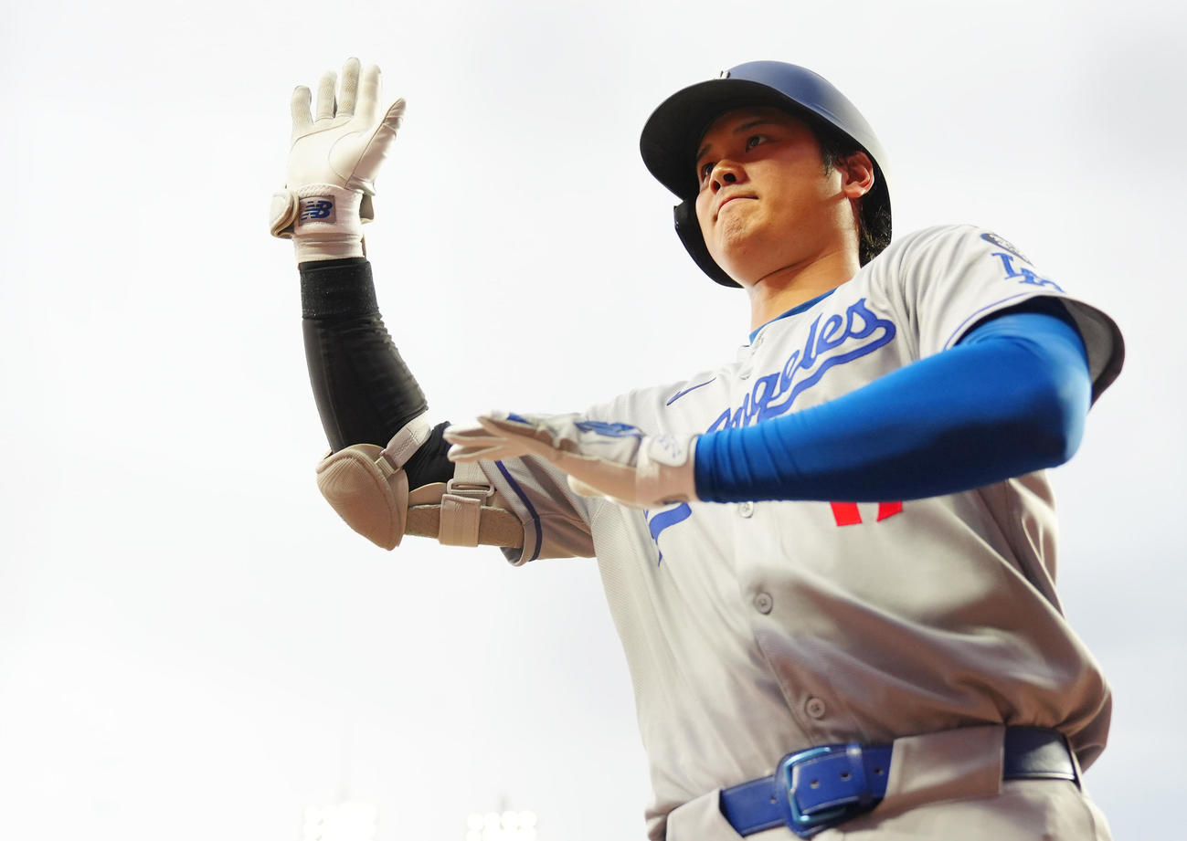 レッズ対ドジャース　1回表ドジャース無死二塁、二ゴロで進塁打を放ちタッチを交わす大谷（撮影・垰建太）
