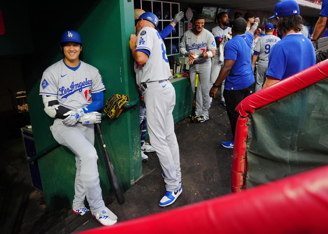 レッズ対ドジャース　試合前、ベンチでリラックスした表情のドジャース大谷（左）（撮影・垰建太）