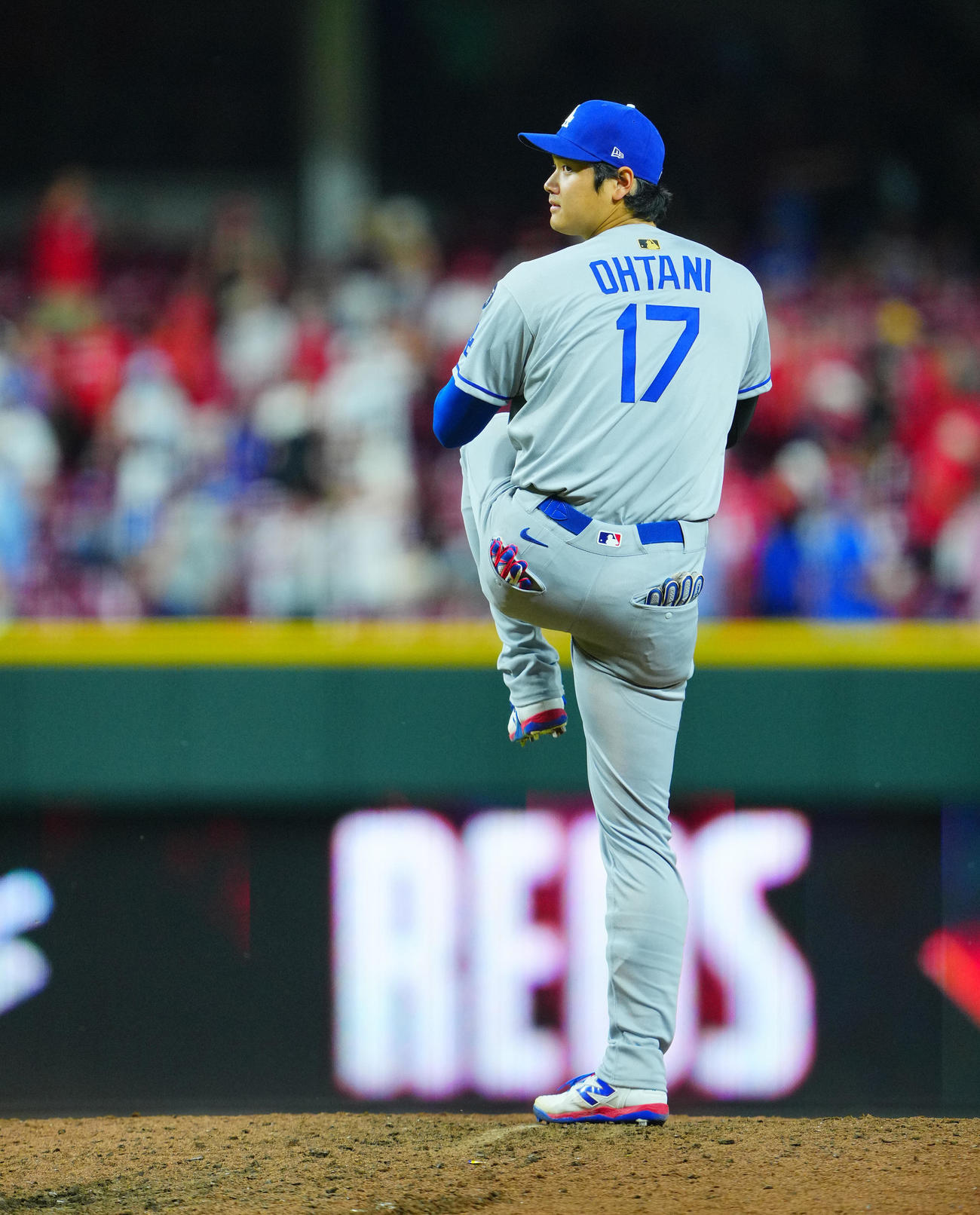 レッズ対ドジャース　レッズに勝利しナインを出迎えた後マウンドの感触を確かめるドジャース大谷（撮影・垰建太）