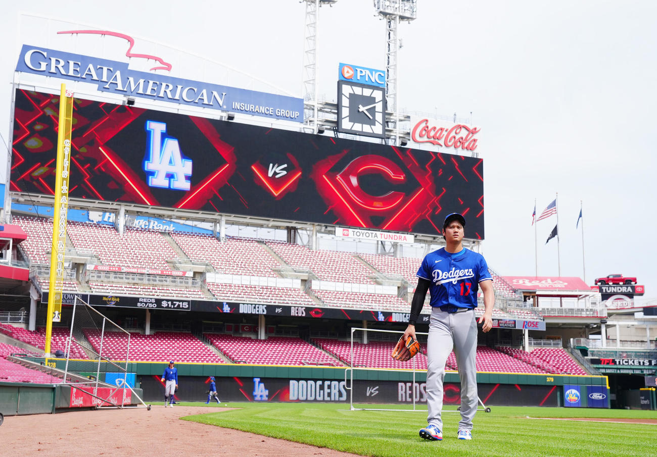 レッズ対ドジャース　試合前ブルペンで投球練習を終え引き揚げるドジャース大谷（撮影・垰建太）