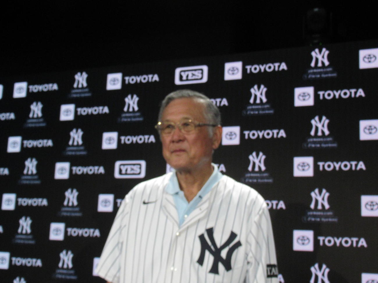 ヤンキースタジアムで始球式を行った村上雅則さん