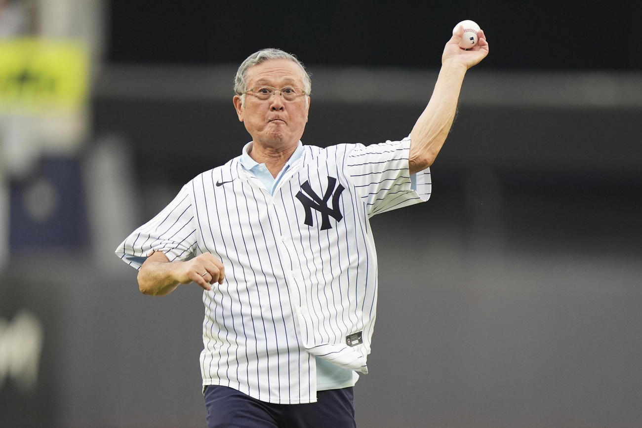 ヤンキースタジアムで始球式を務めた村上雅則さん（AP）