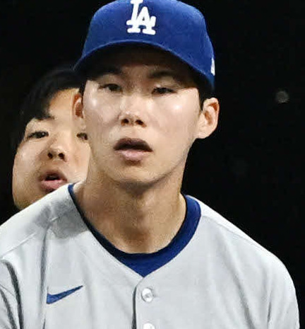 ガーディアンズ対ドジャース　9回裏、ベンチで笑顔のドジャース大谷。左は金、右は山本（撮影・滝沢徹郎）