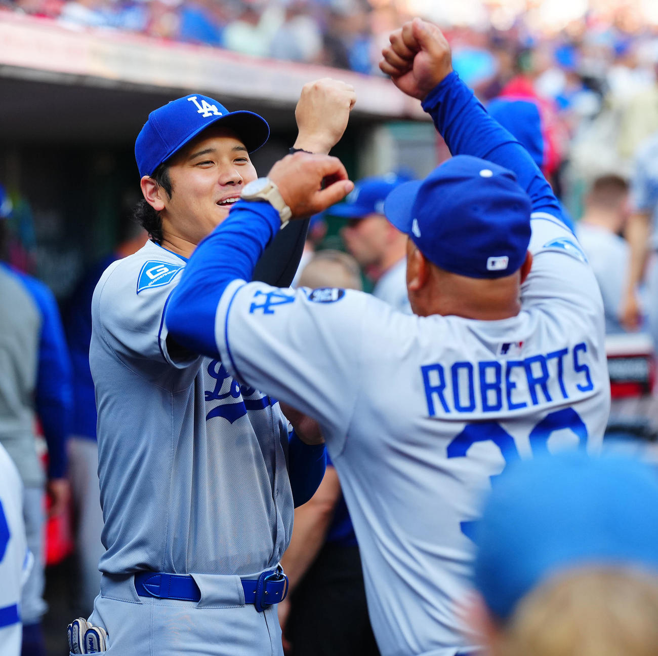 レッズ対ドジャース　試合前、ドジャース大谷（左）はロバーツ監督とタッチを交わす（撮影・垰建太）