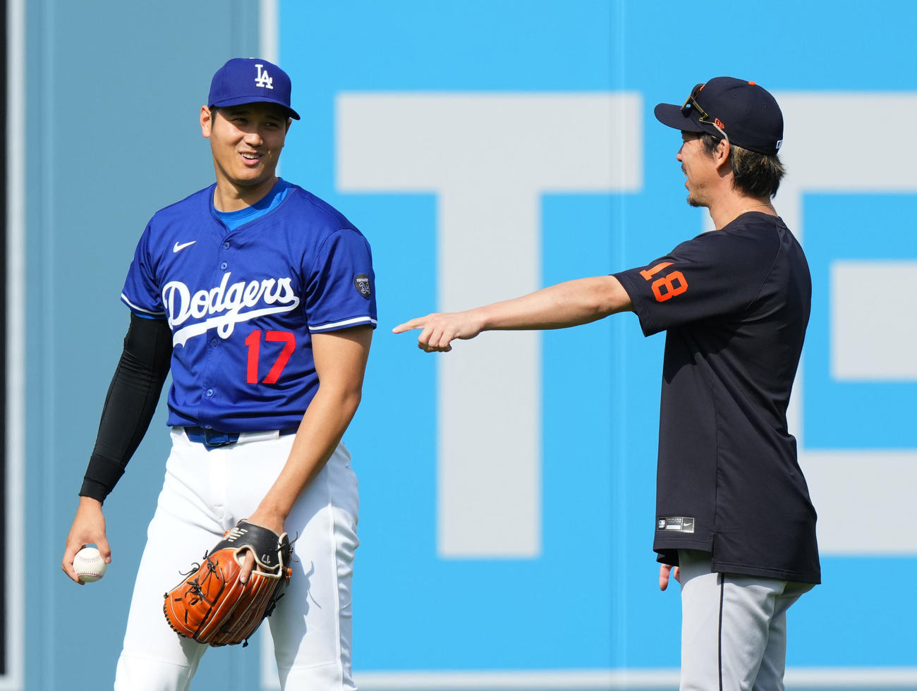 前田健太と談笑する大谷翔平（2025年3月撮影）
