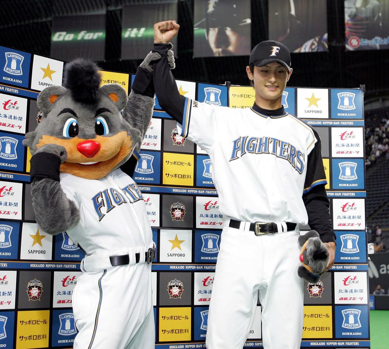 05年6月15日　プロ初勝利を挙げた日本ハム・ダルビッシュ