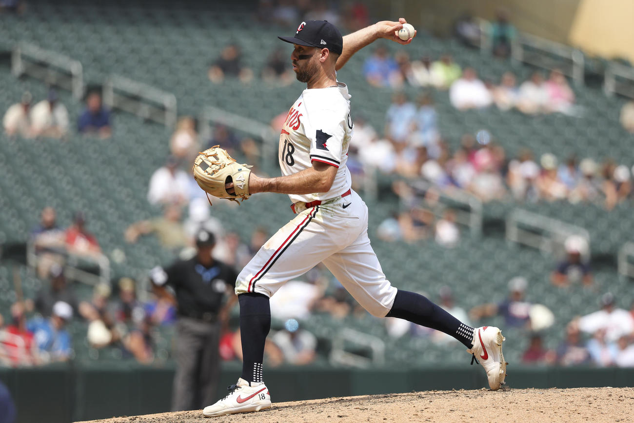 レッドソックス戦の9回、マウンドに上がるツインズのコディ・クレメンス内野手（AP）