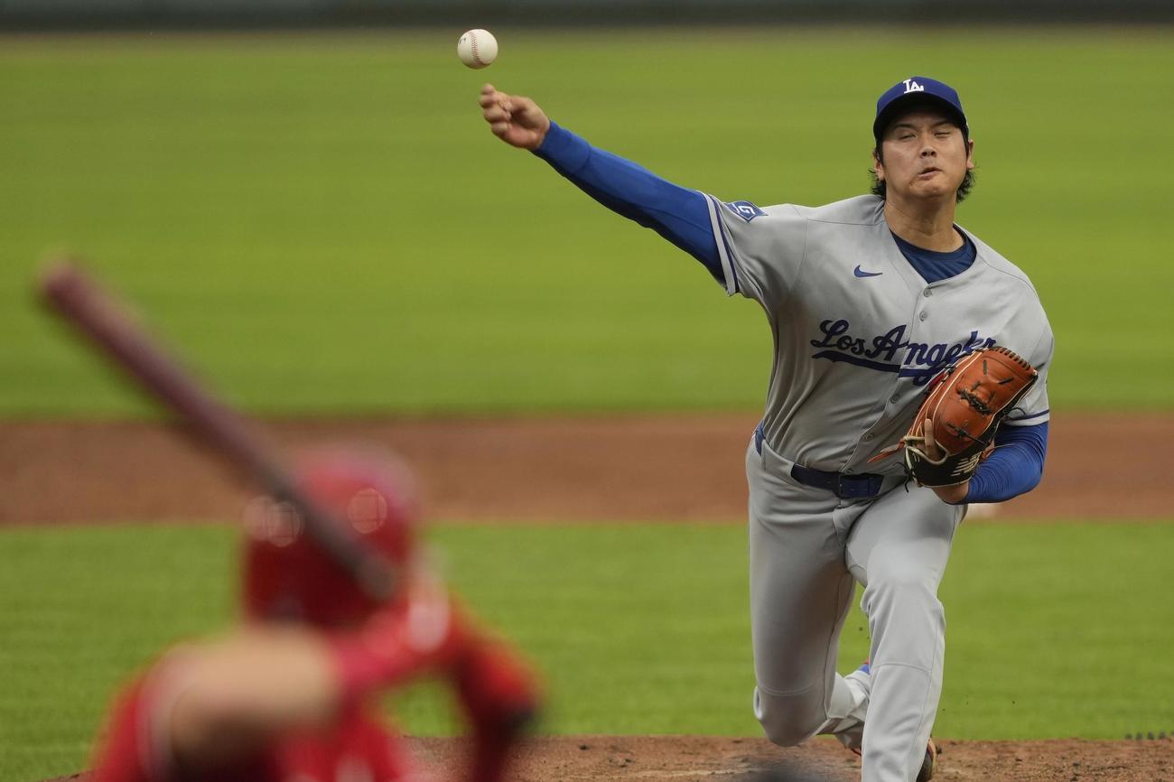レッズ戦の3回、力投するドジャース先発の大谷翔平（AP）