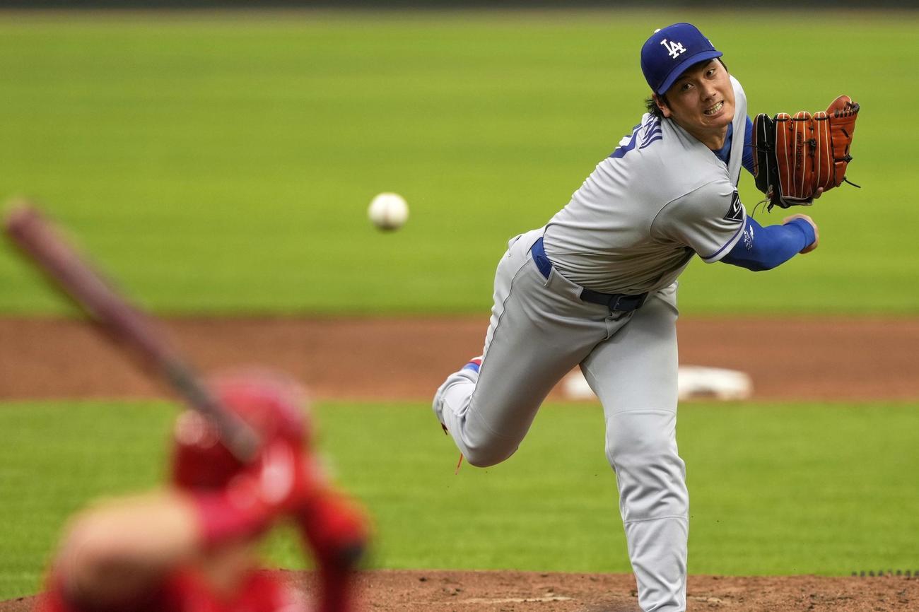 レッズ戦の3回、力投するドジャース先発の大谷翔平（AP）