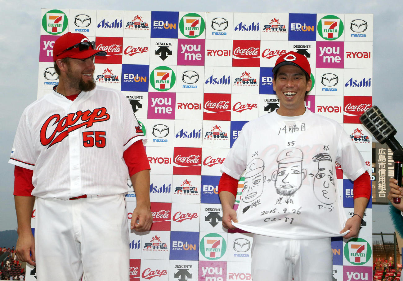15年9月、お立ち台で絵がうまくなったと笑顔を見せる前田健太。左はエルドレッド