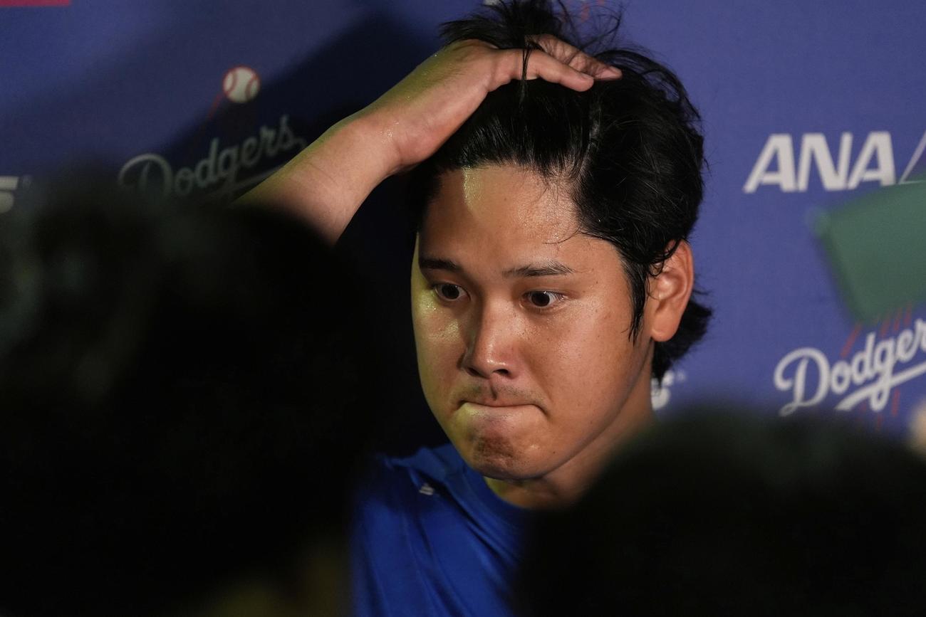 試合後、インタビューに答えるドジャース大谷翔平（AP）