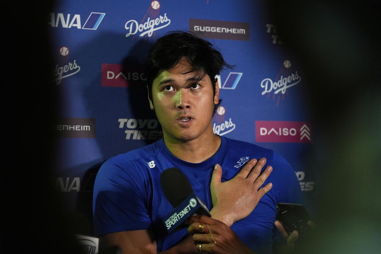 試合後、インタビューに答えるドジャース大谷翔平（AP）