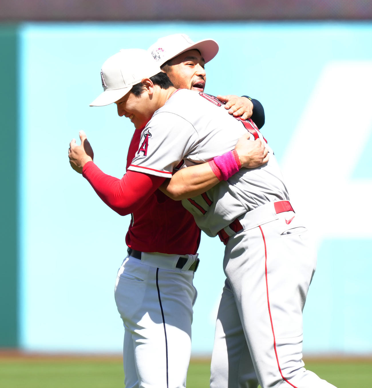 大谷とハグするクワン（2023年5月撮影）