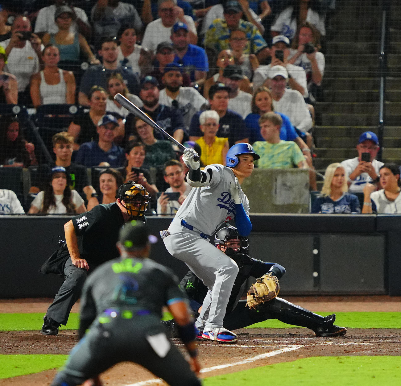 レイズ対ドジャース　4回表ドジャース2死一塁、二塁　ヒットを放つ大谷（撮影・垰建太）