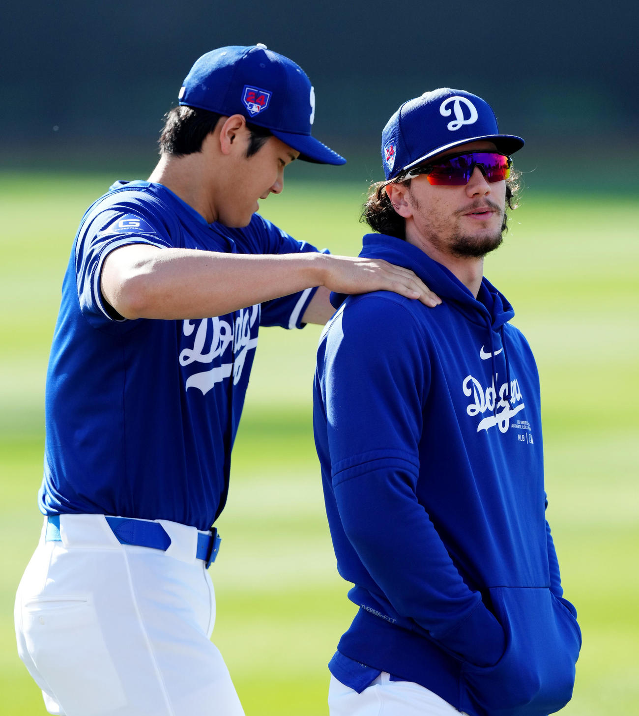 練習前、アウトマン（右）の肩をもむドジャース大谷（2024年2月）