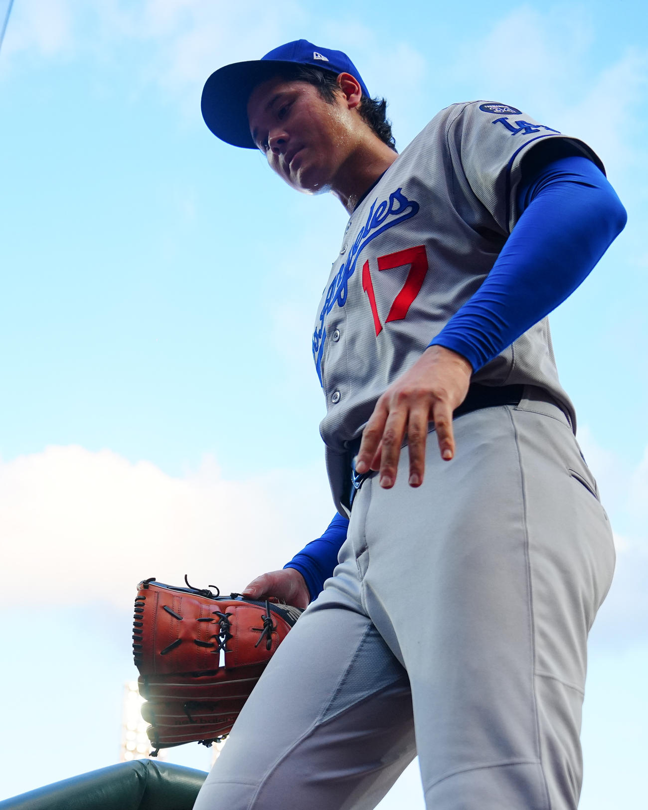レッズ対ドジャース　4回裏レッズ無死一、三塁、降板しベンチ裏に引き揚げる大谷（撮影・垰建太）