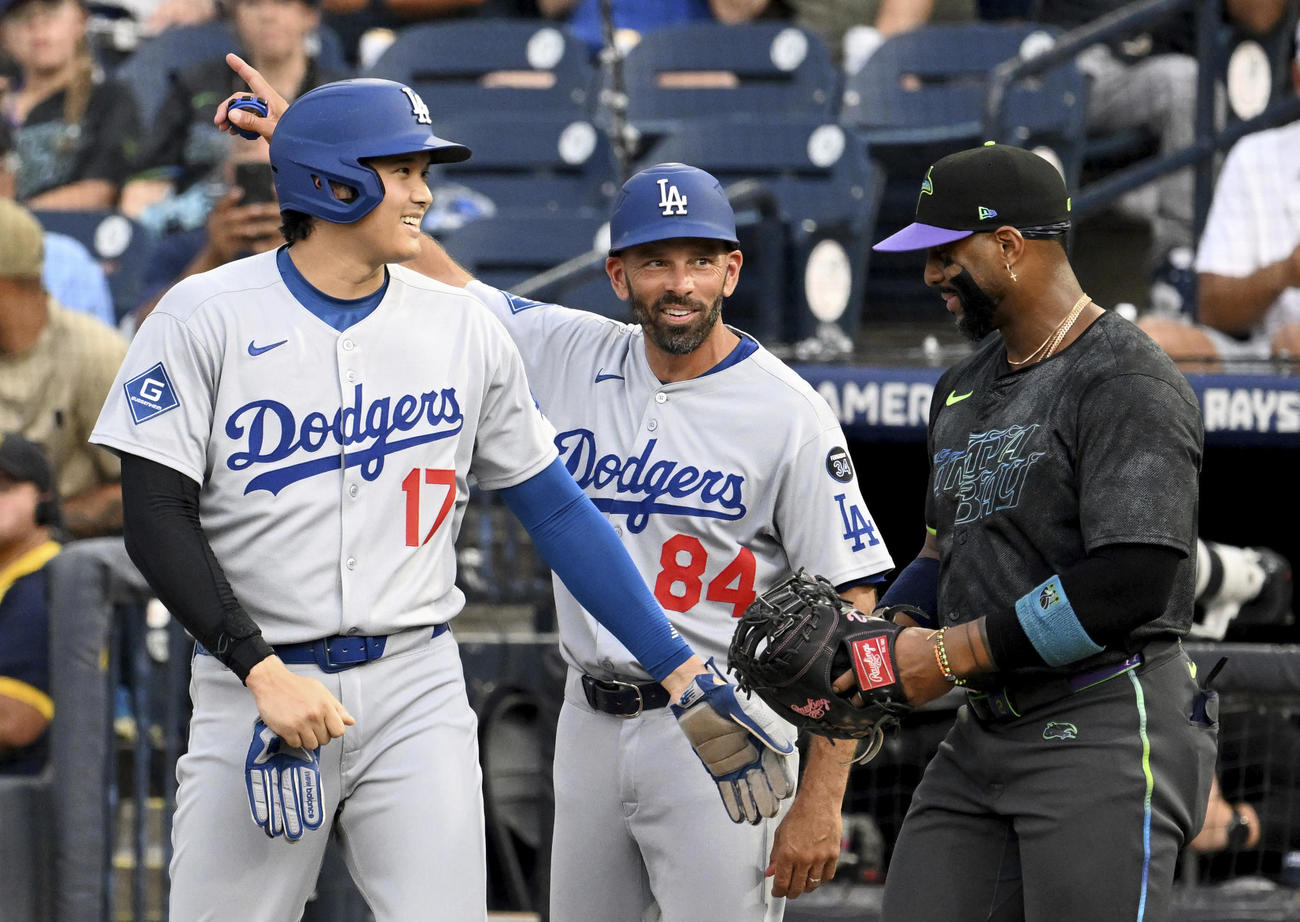 レイズ戦1回表、四球で出塁したドジャース大谷翔平は一塁コーチのウッドワード（中央）やレイズの一塁手ヤンディ・ディアスと会話を交わした（AP)