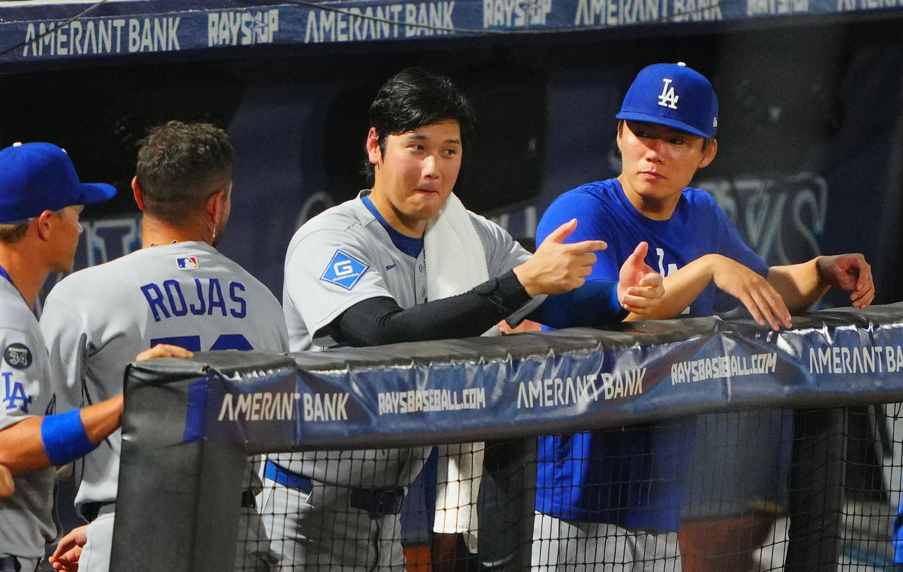 レイズ対ドジャース　ベンチで山本由伸（右）らとおどけた表情で談笑するドジャース大谷（撮影・垰建太）