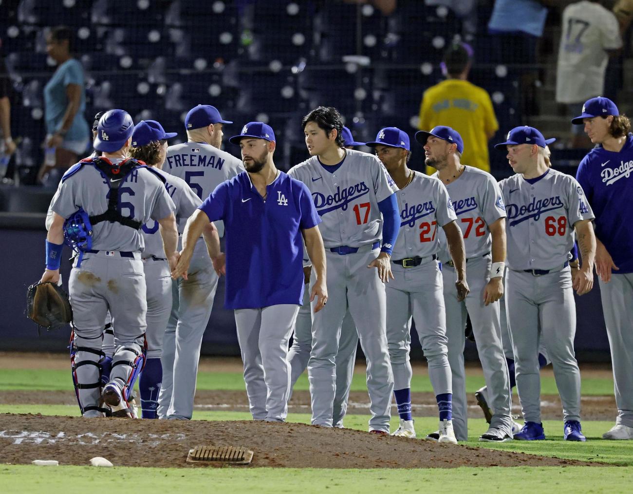 レイズに勝利し、チームメートとタッチを交わすドジャース大谷（17）（共同）