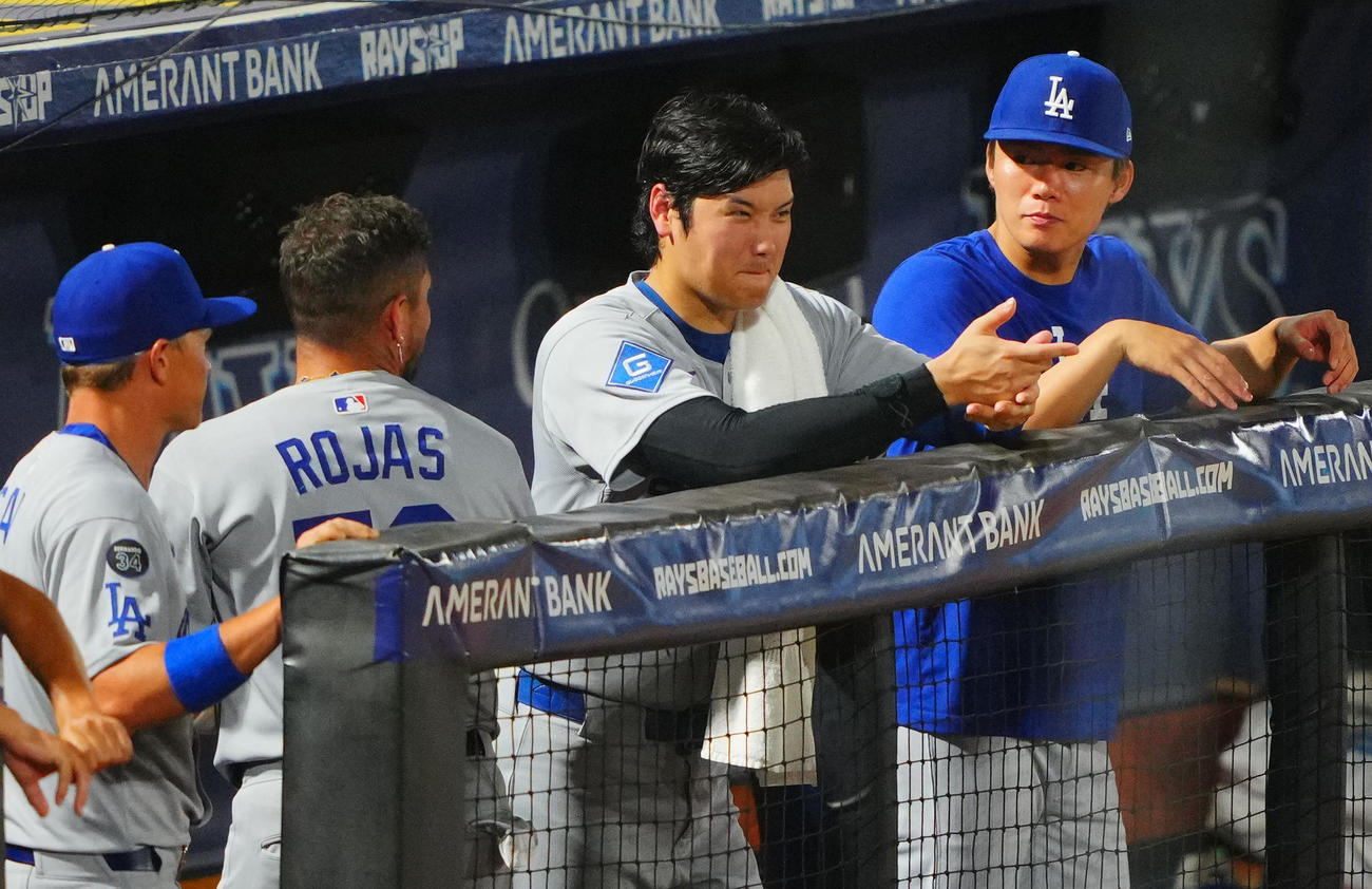 レイズ対ドジャース　ベンチで山本由伸（右）らとおどけた表情で談笑するドジャース大谷（撮影・垰建太）