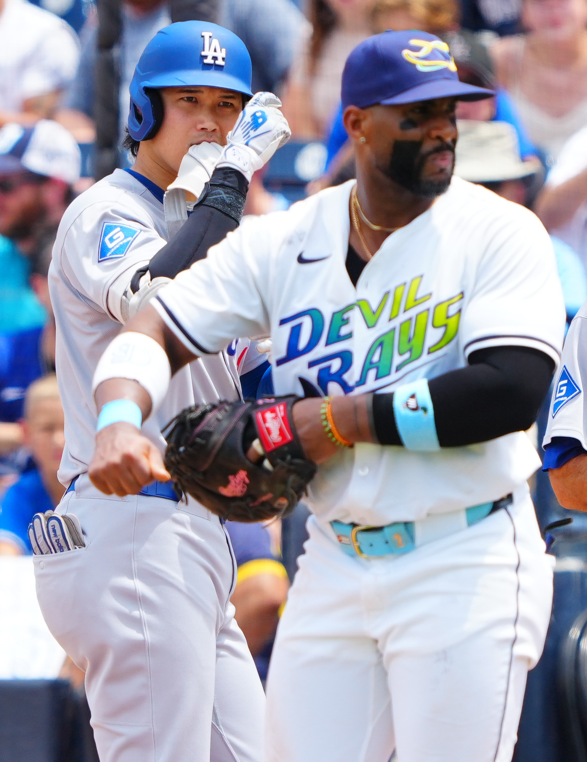 レイズ対ドジャース　6回表ドジャース1死一塁、右前打を放ちデコルテポーズの大谷（左）（撮影・垰建太）