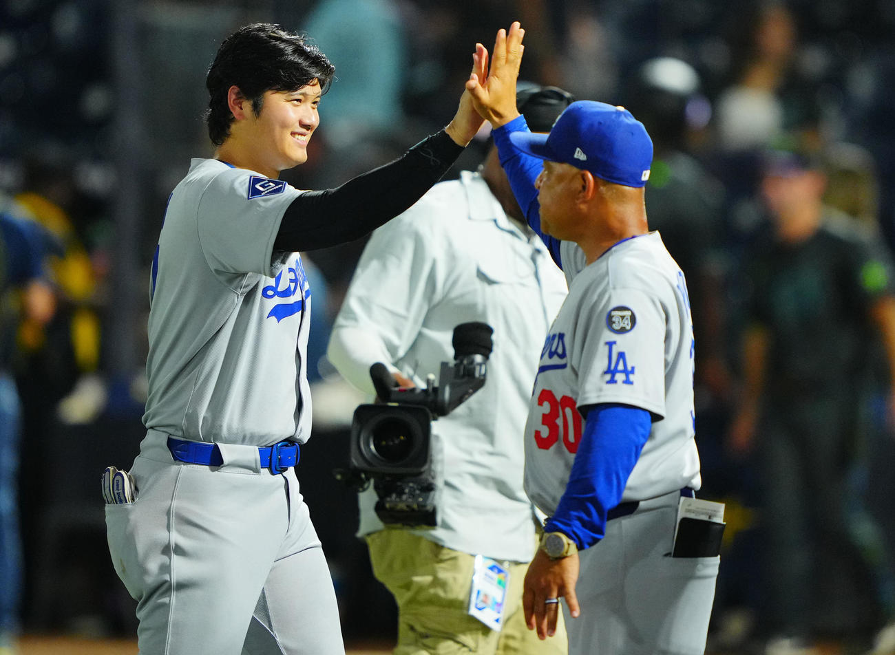 レイズ対ドジャース　レイズに勝利したドジャース大谷（左）はロバーツ監督とタッチを交わす（撮影・垰建太）