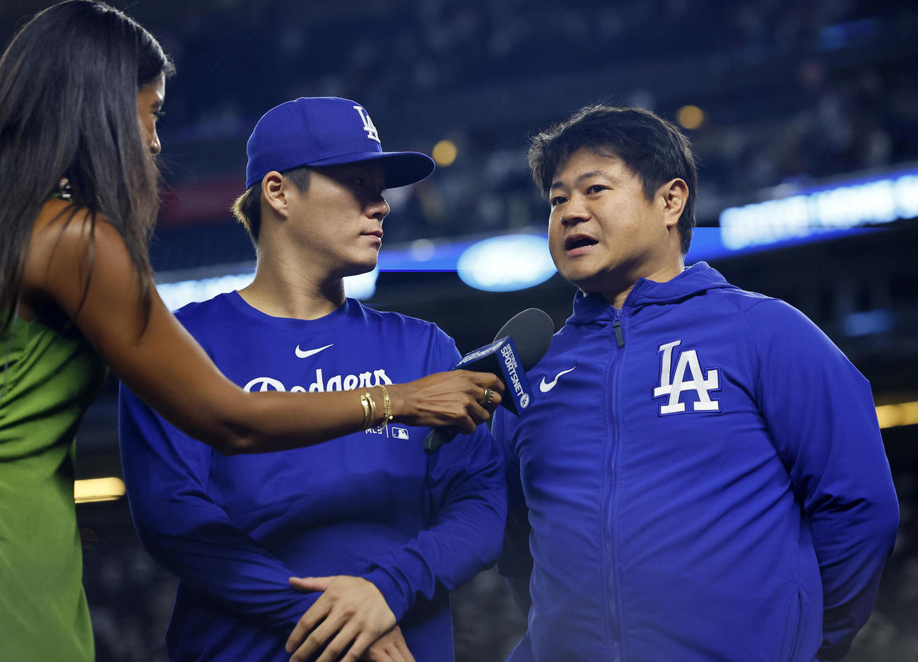 ドジャース山本由伸（左）と園田芳大通訳（2024年6月撮影）