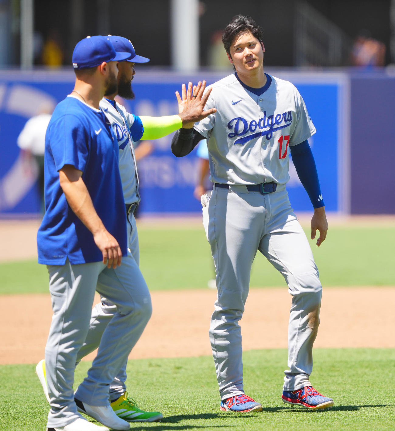 レイズに勝利しタッチを交わす大谷（右）らドジャースの選手たち（撮影・垰建太）
