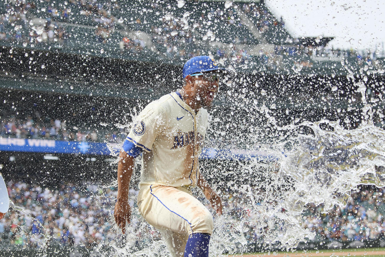 MLB通算100号を放ち1年目から4年連続の20本＆20盗塁を達成し祝福されるマリナーズのフリオ・ロドリゲス（ロイター）