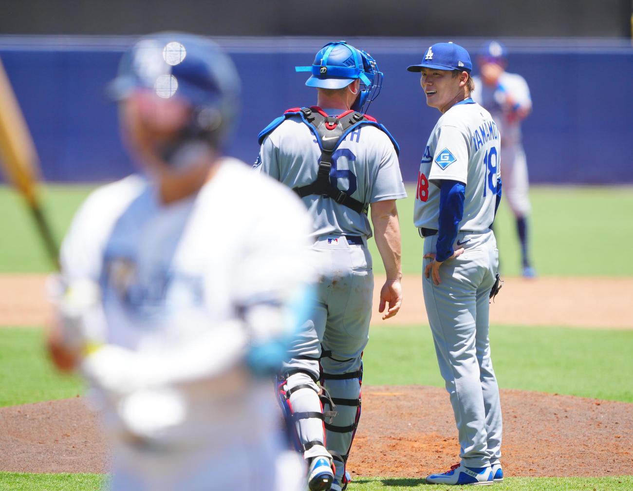 レイズ対ドジャース　6回裏レイズ1死、スミス（中央）と笑顔で話す山本（撮影・垰建太）