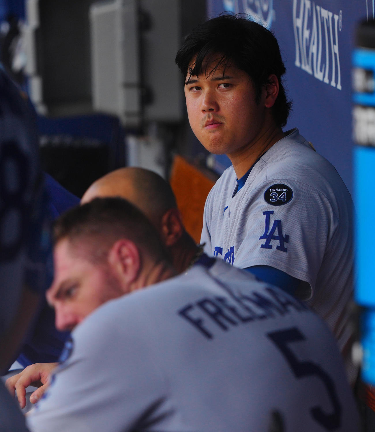 レイズ対ドジャース　ベンチで渋い表情のドジャース大谷。手前はフリーマン（撮影・垰建太）
