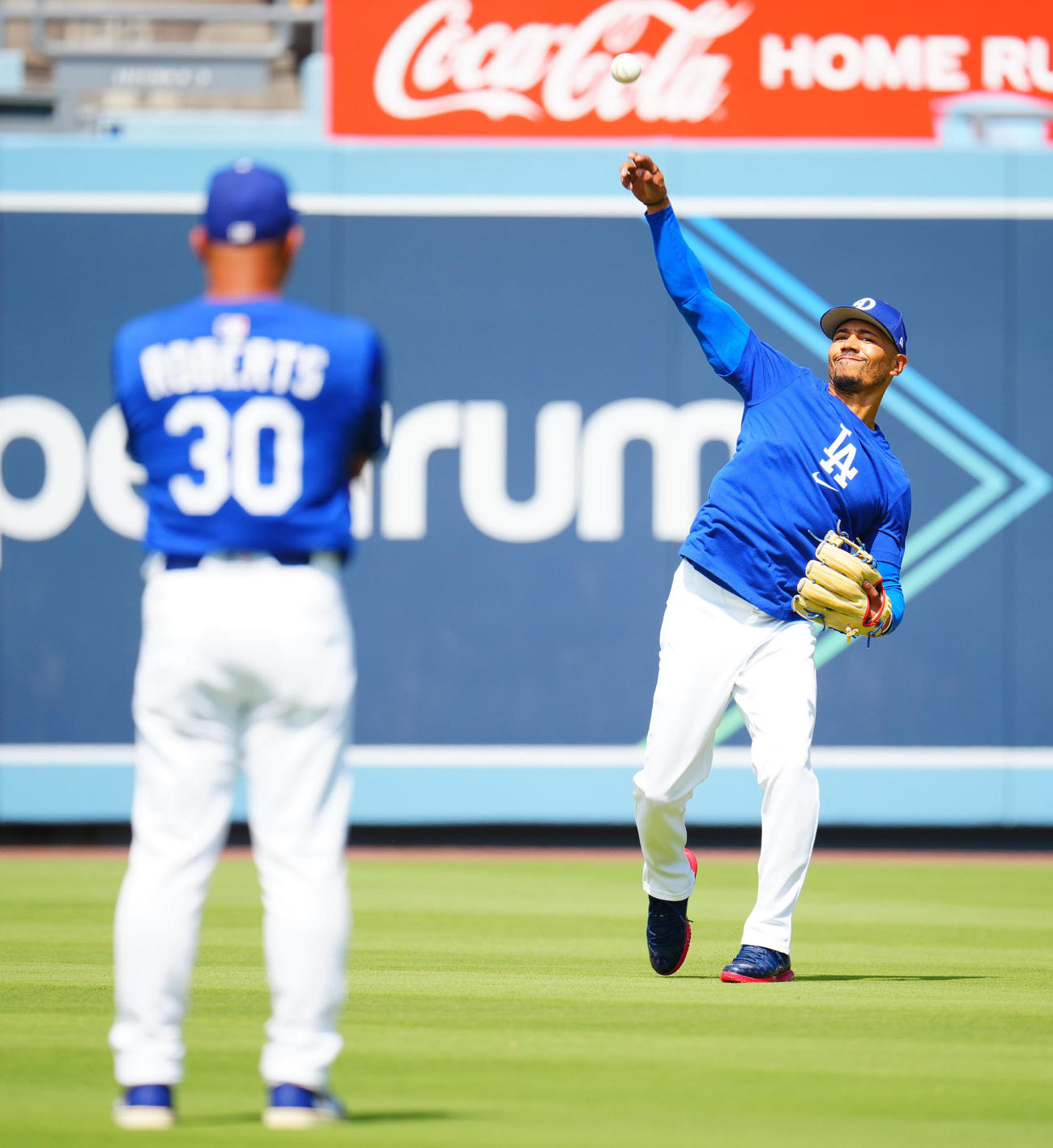 ドジャース対カージナルス　試合前、ドジャースのロバーツ監督（手前）が見つめる前で練習に臨むベッツ（撮影・垰建太）