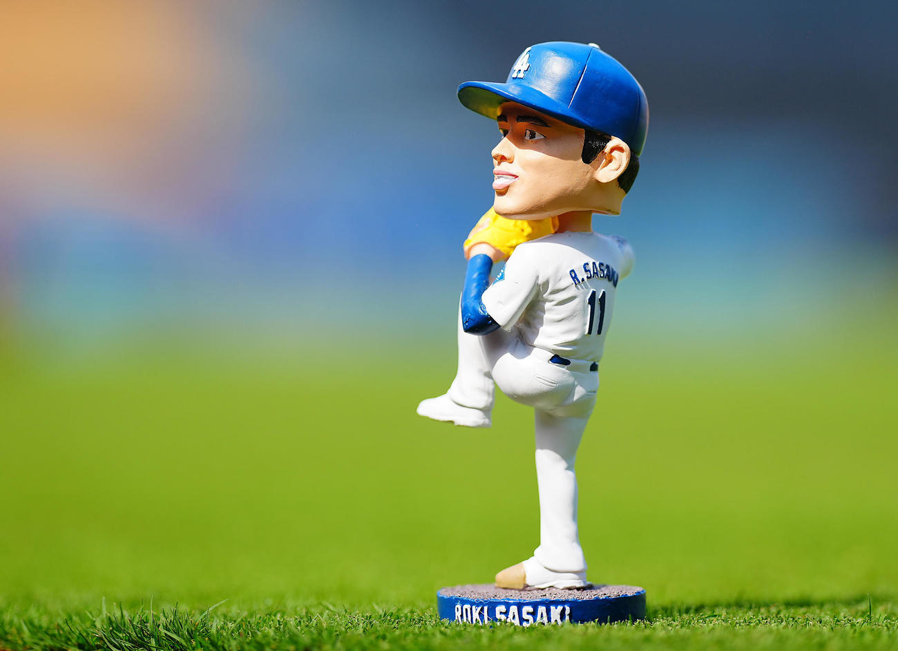 ドジャース対カージナルス　試合で配られるドジャース佐々木のボブルヘッド（撮影・垰建太）