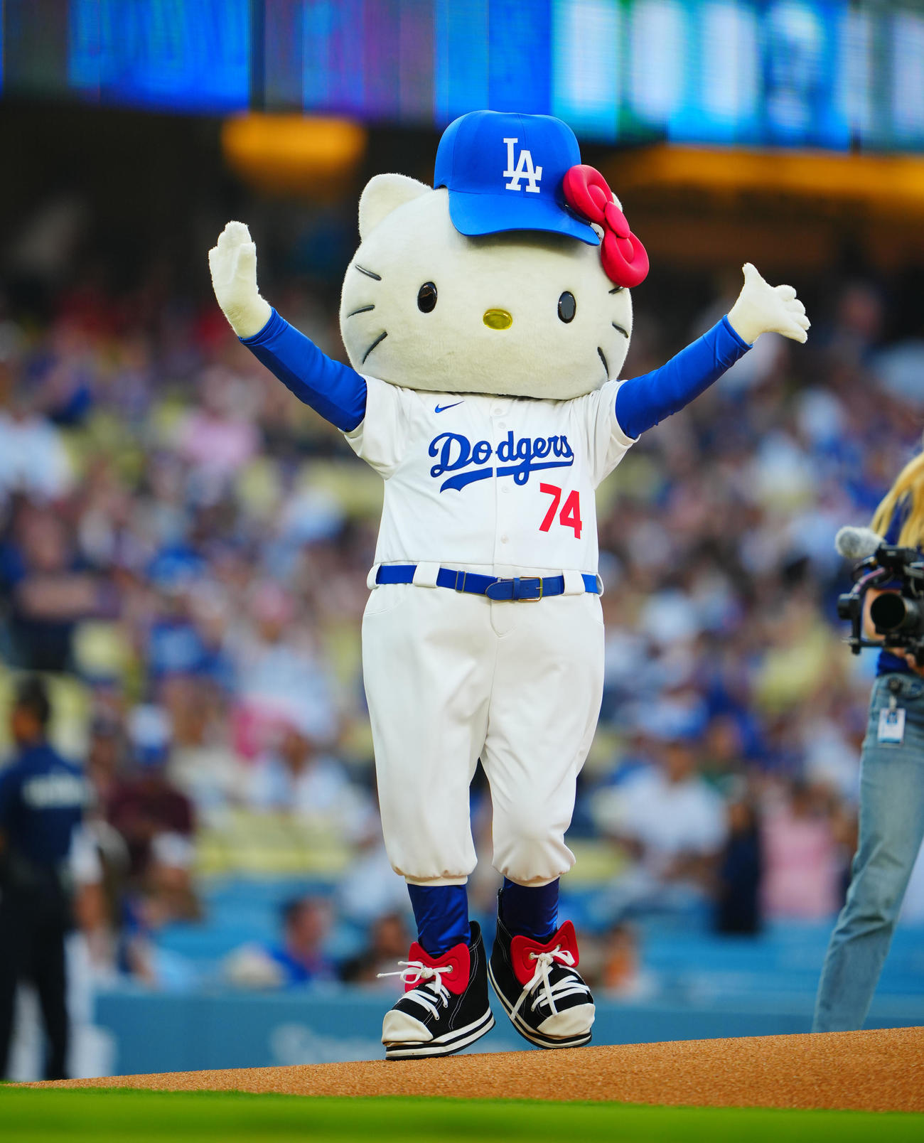 ドジャース対カージナルス　始球式を行うハロー・キティ（撮影・垰建太）