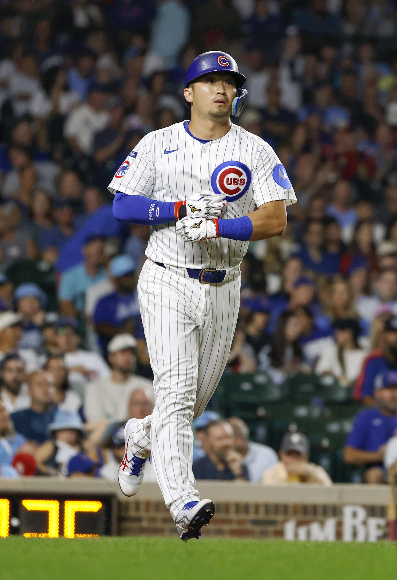 レッズ戦の6回、四球を選ぶカブス鈴木（共同）
