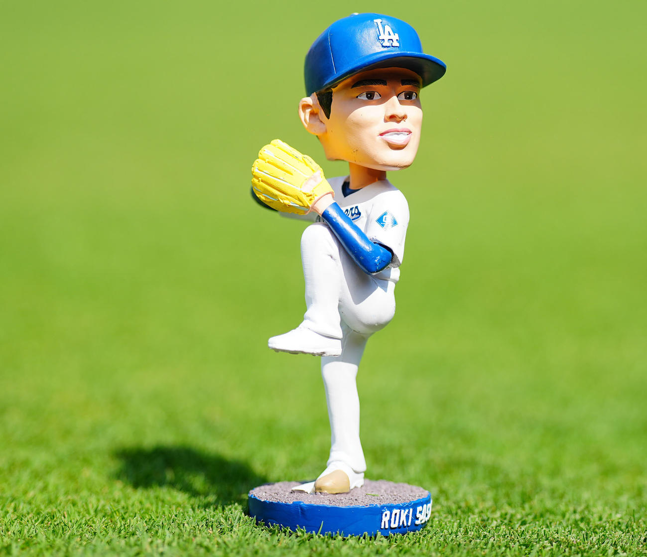 ドジャース対カージナルス　試合で配られるドジャース佐々木のボブルヘッド（撮影・垰建太）