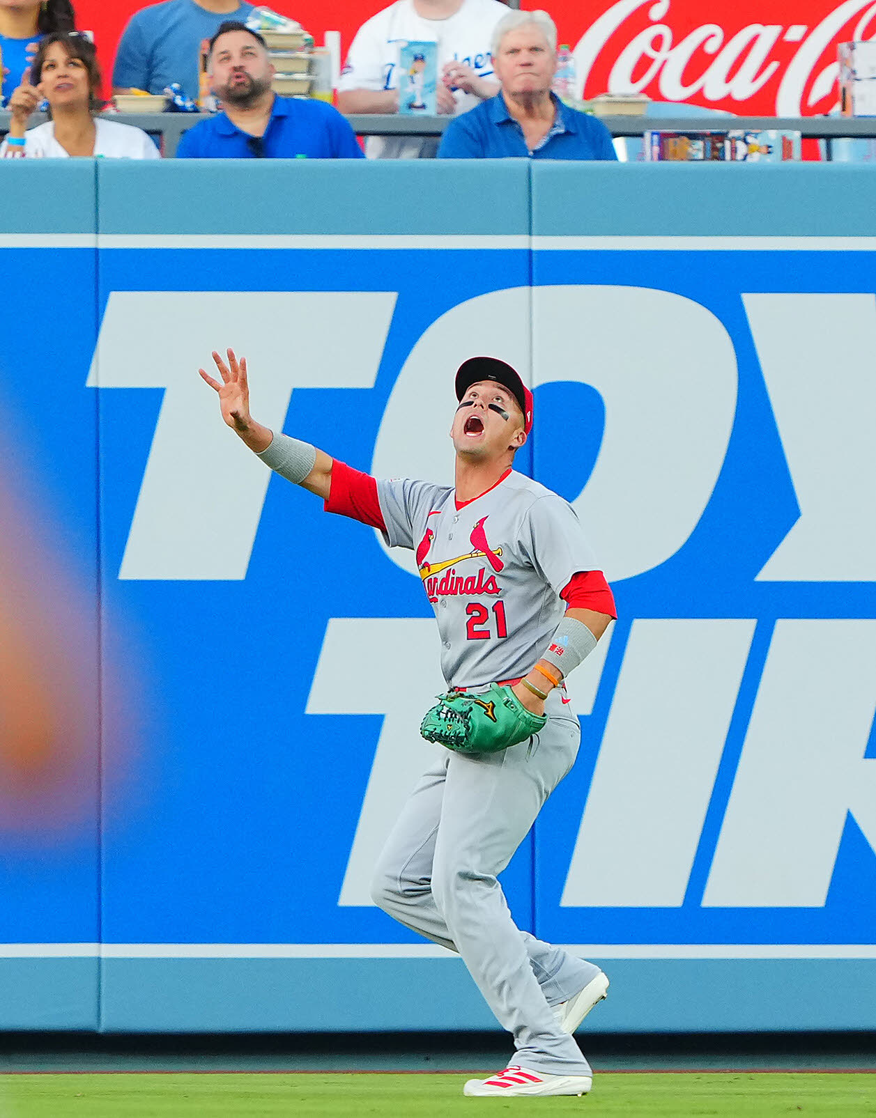 ドジャース対カージナルス　1回裏ドジャース1死、ベッツの右飛を追うヌートバー（撮影・垰建太）