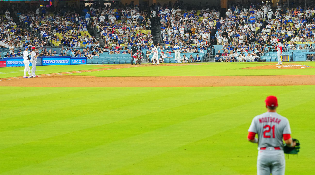 ドジャース対カージナルス　9回裏ドジャース無死、右前打で出塁した大谷（左）はヌートバー（手前）と目を合わせる（撮影・垰建太）