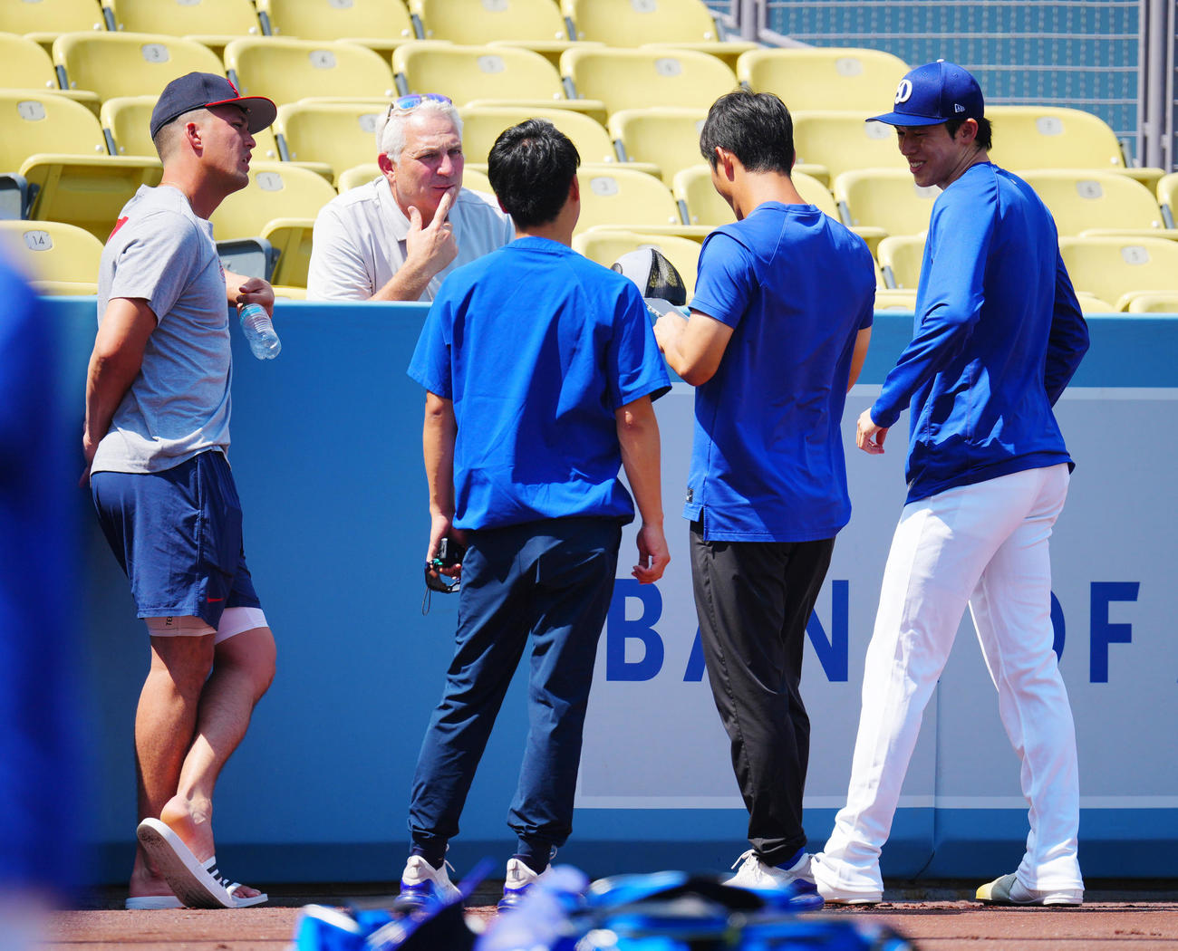 ドジャース対カージナルス　試合前、談笑するカージナルスのヌートバー（左）とドジャース佐々木（右）（撮影・垰建太）