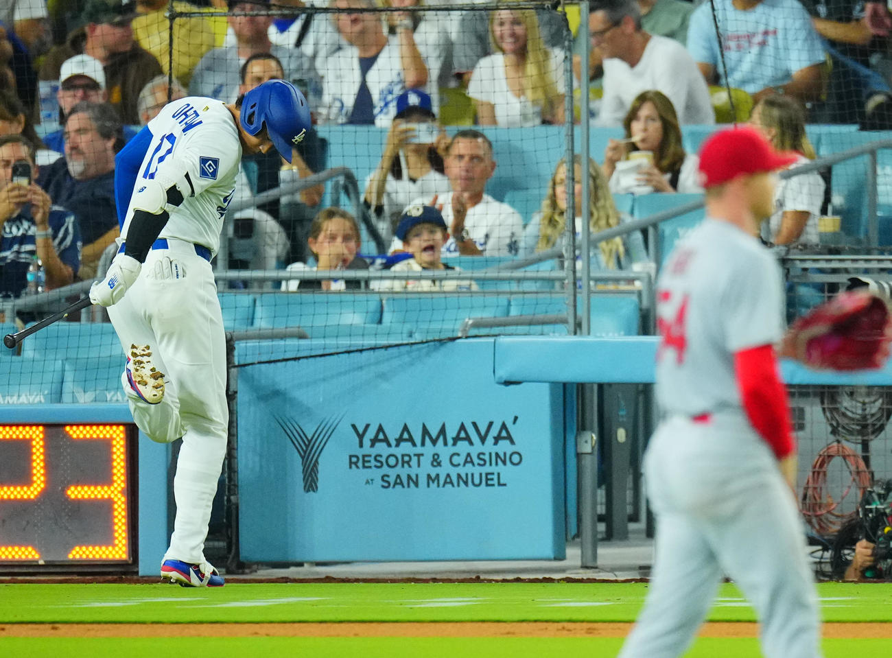 ドジャース対カージナルス　6回裏ドジャース1死、空振り三振に倒れスパイクを気にしながらベンチに引き揚げる大谷（左）（撮影・垰建太）