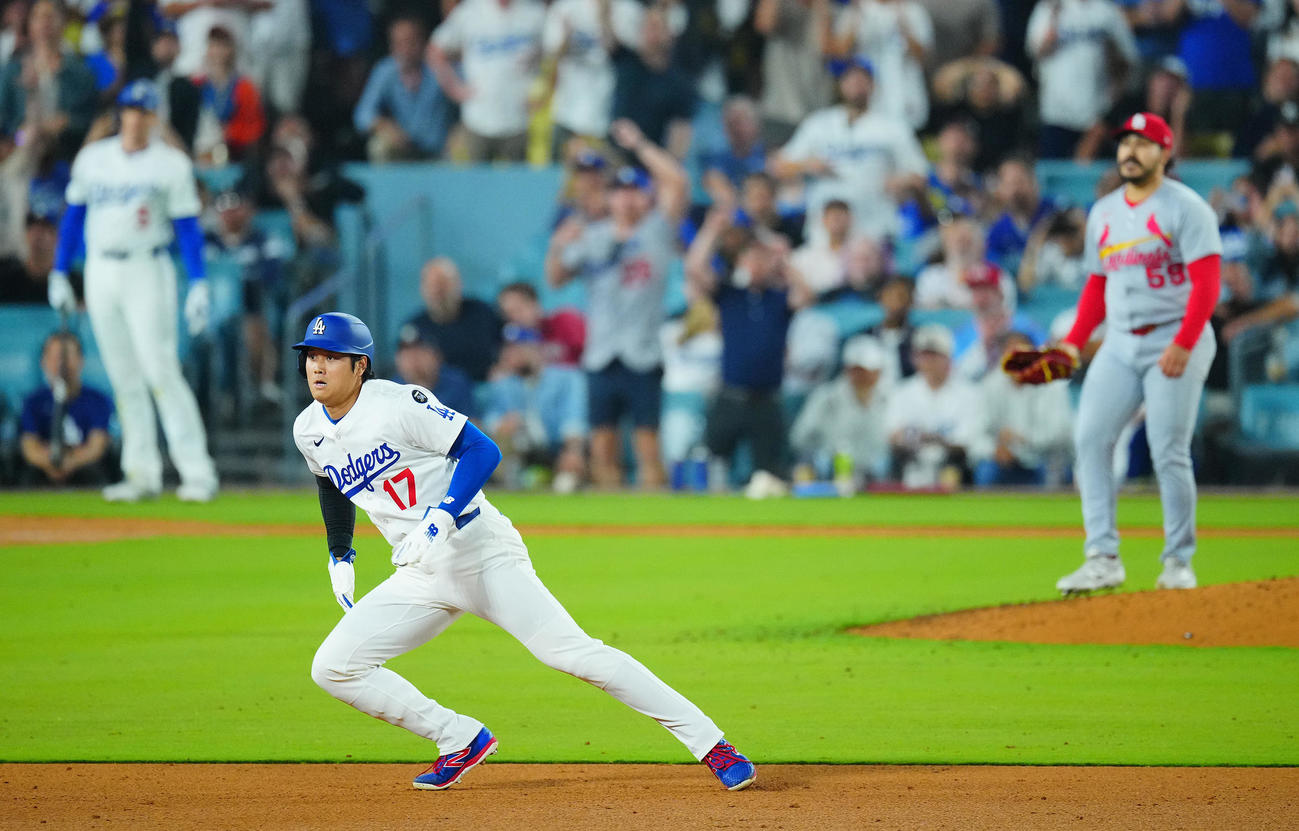 ドジャース対カージナルス　9回裏ドジャース無死一塁、ベッツの打球をヌートバーが好捕し慌てて戻る大谷（撮影・垰建太）
