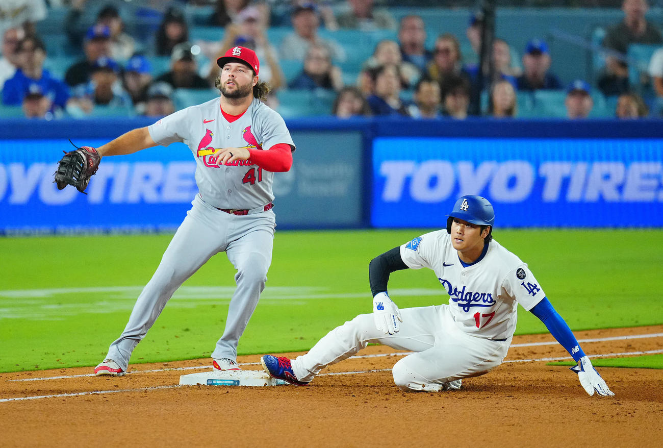 ドジャース対カージナルス　9回裏ドジャース無死一塁、ベッツの打球をヌートバーが好捕し慌てて戻る大谷（右）。一塁手バールソン（撮影・垰建太）