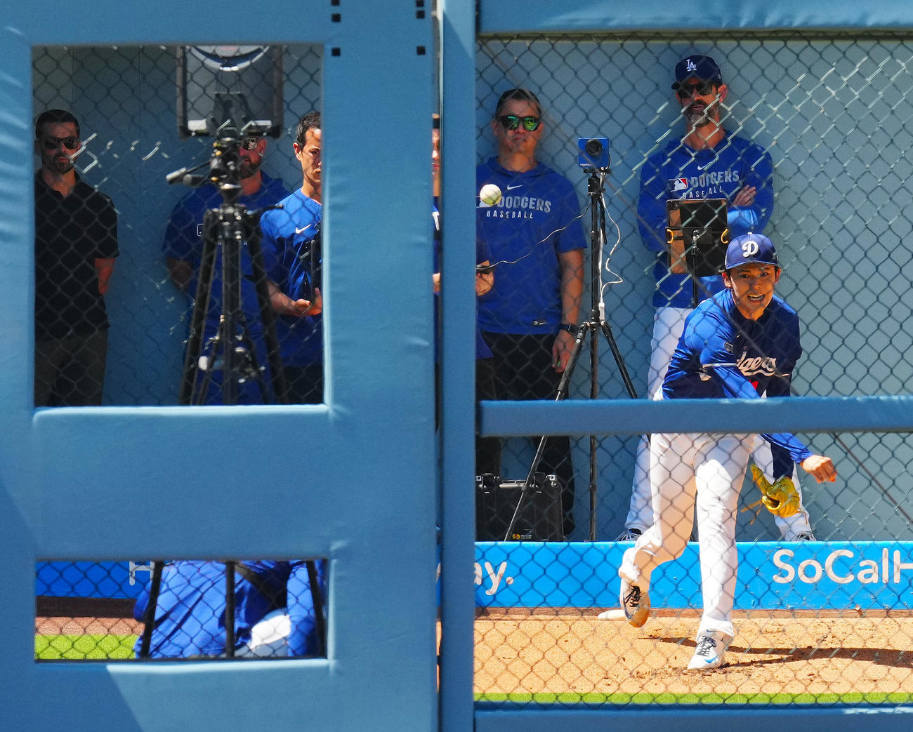 ドジャース対カージナルス　試合前練習でブルペンで投球練習するドジャース佐々木（撮影・垰建太）