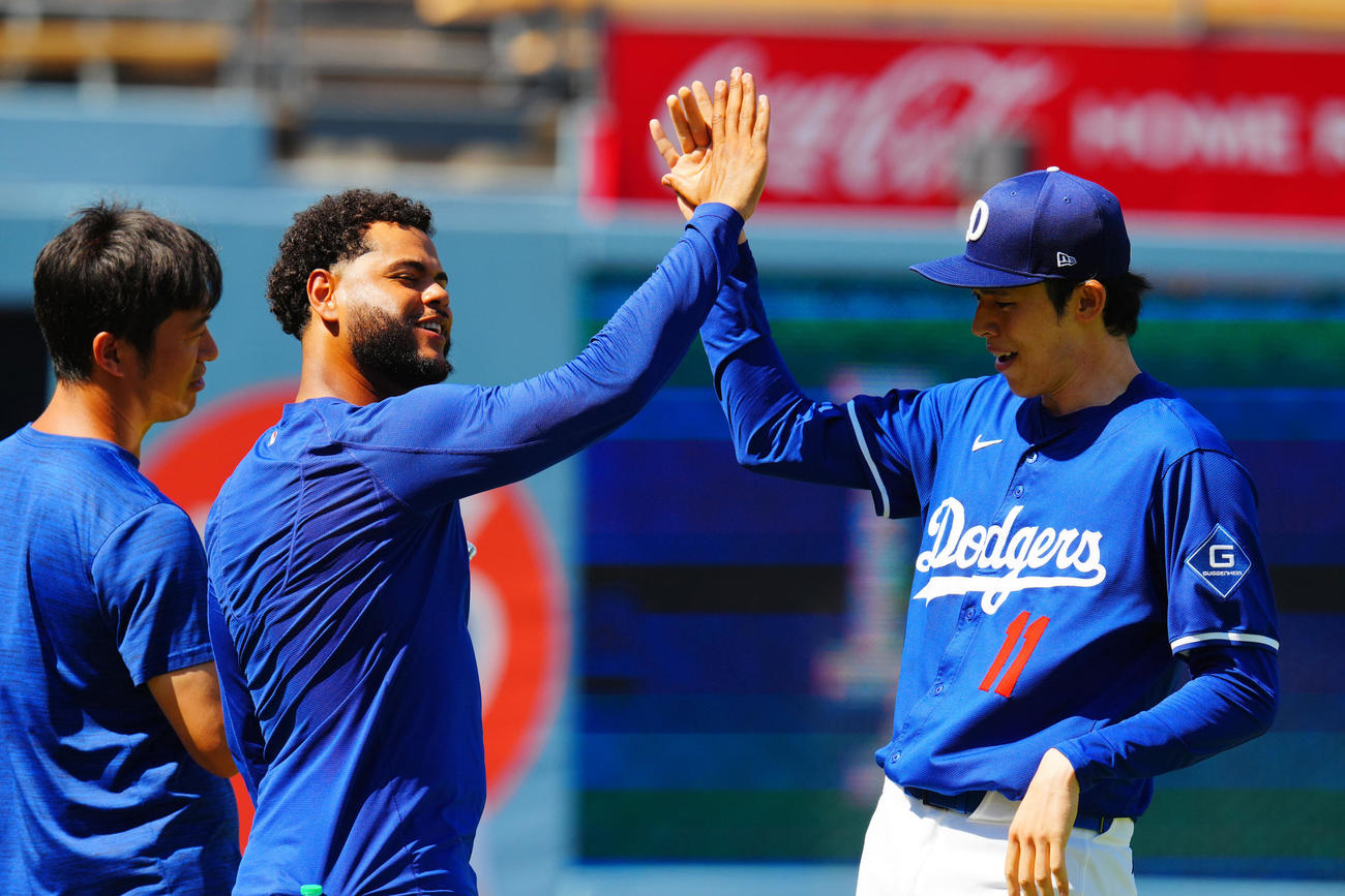 ドジャース対カージナルス　試合前練習を終え笑顔でタッチを交わすドジャース佐々木（右）（撮影・垰建太）