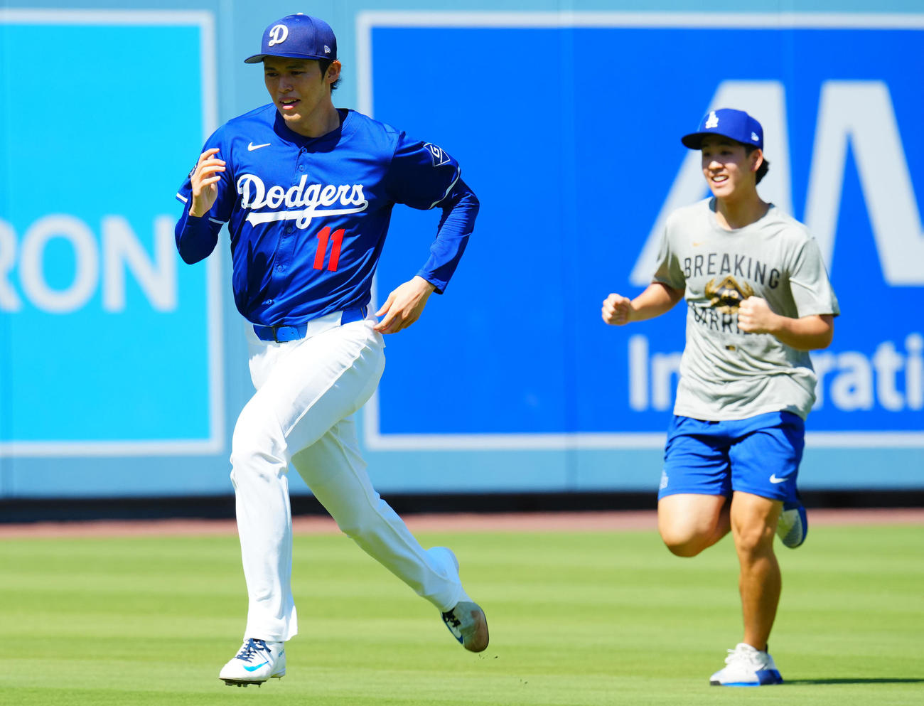 ドジャース対カージナルス　試合前練習で調整するドジャース佐々木（左）（撮影・垰建太）
