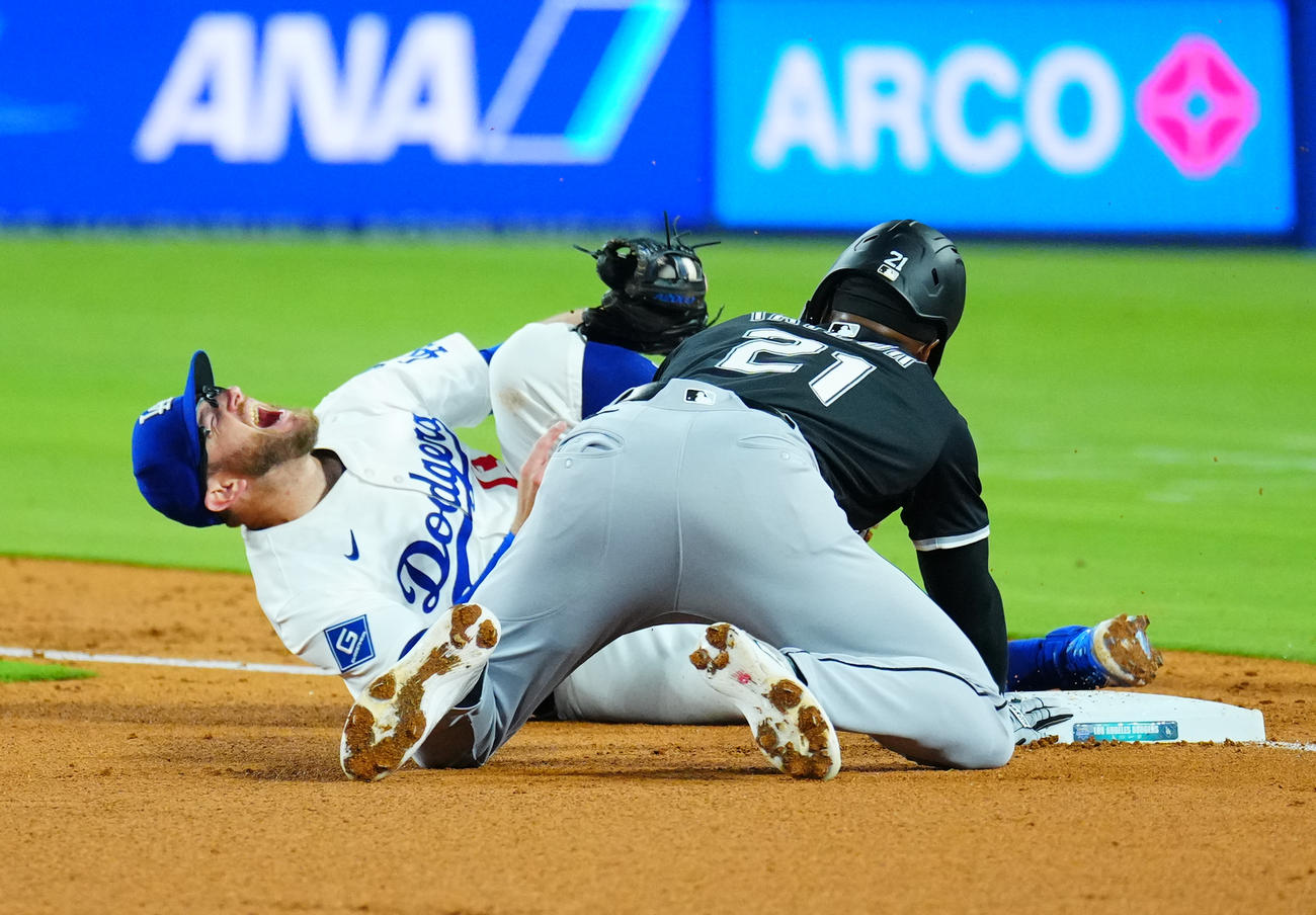 7月2日のドジャース対ホワイトソックス　6回表ホワイトソックス2死二塁、二走テーラーと交錯し負傷するマンシー（撮影・垰建太）