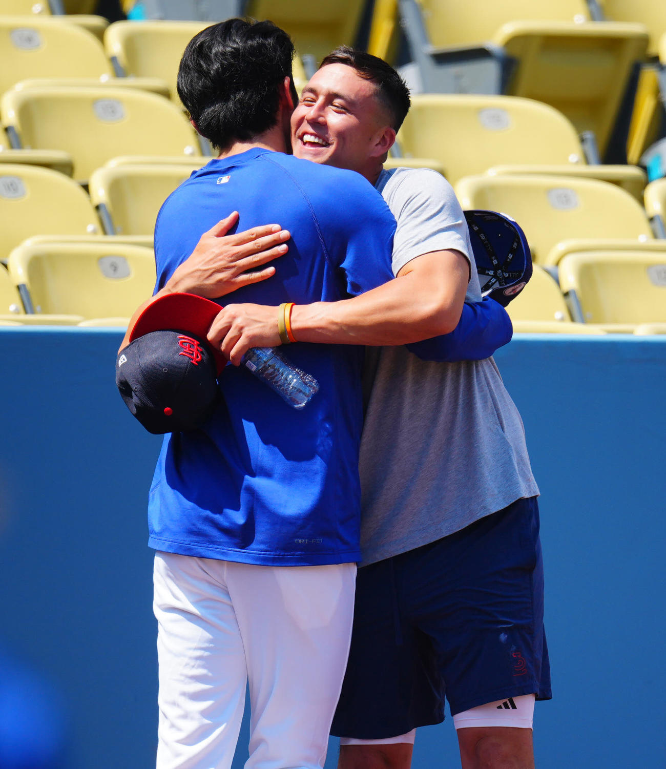 25年8月4日　ドジャース対カージナルス　試合前、再会のハグを交わすカージナルスのヌートバー（右）とドジャース佐々木（撮影・垰建太）