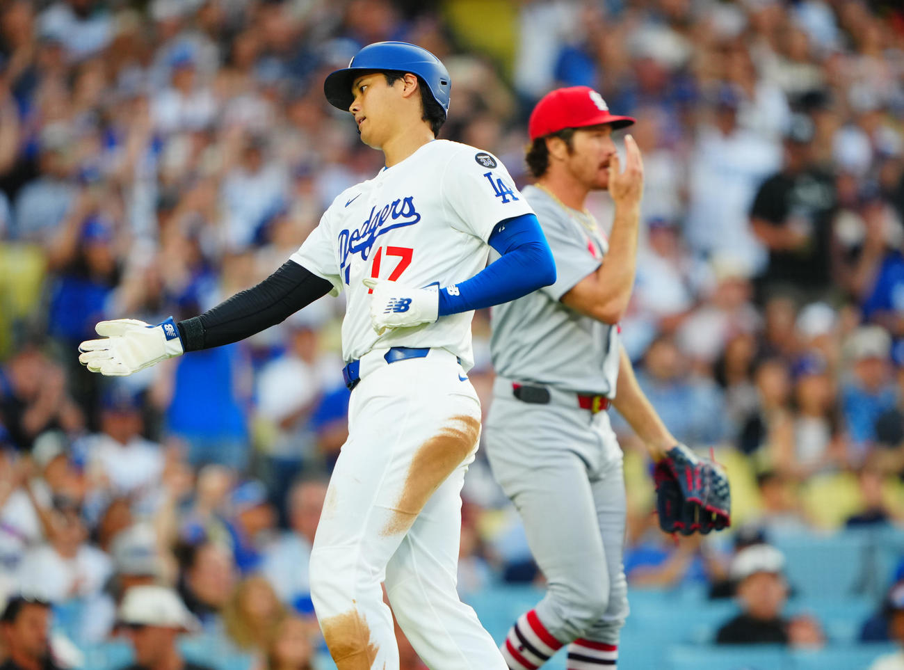 ドジャース対カージナルス　1回裏ドジャース1死三塁、フリーマンの中犠飛で生還する大谷。後方はカージナルス先発のマイコラス（撮影・垰建太）
